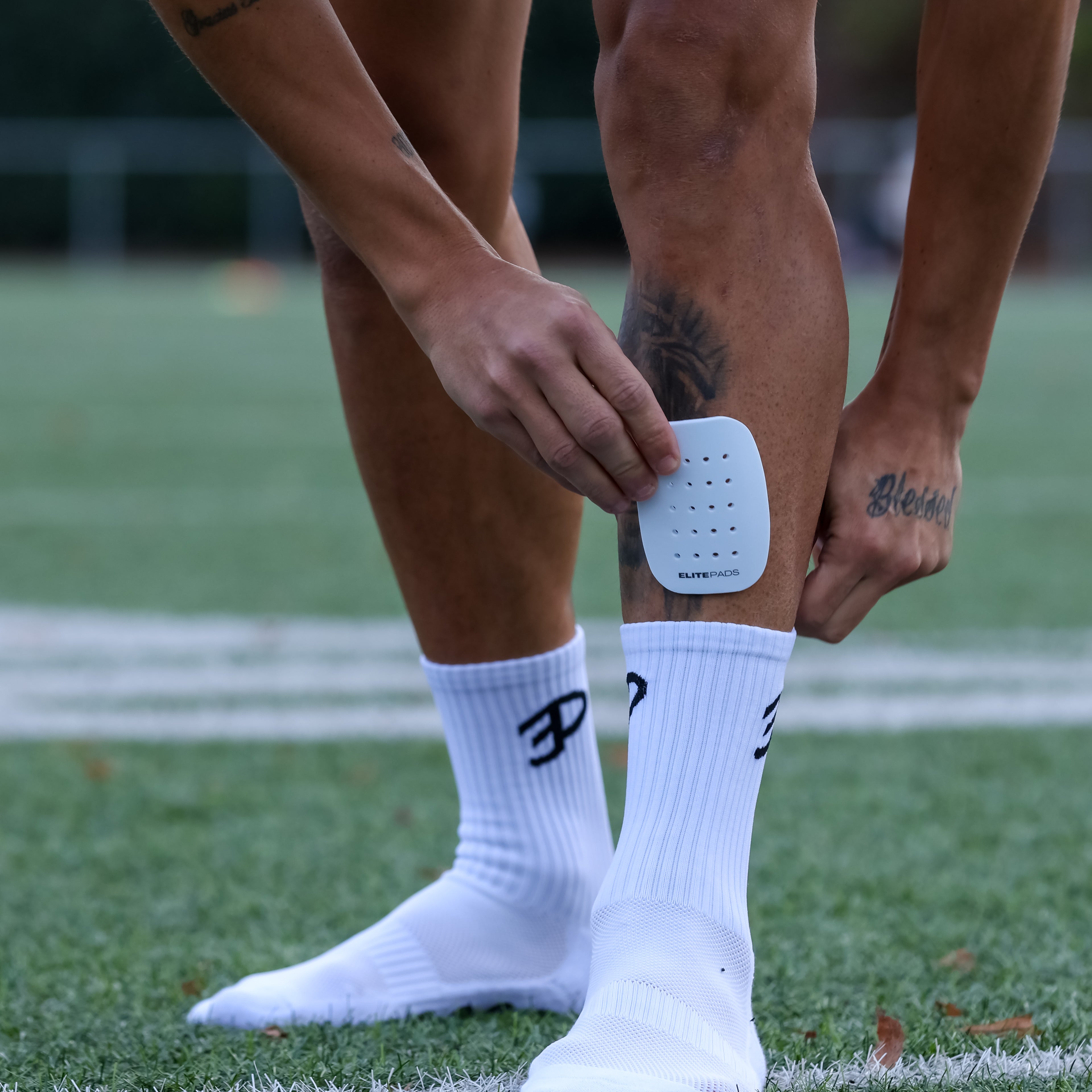 reißfeste Gripsocken Fußballer Socken und Foam Mini Shinpads