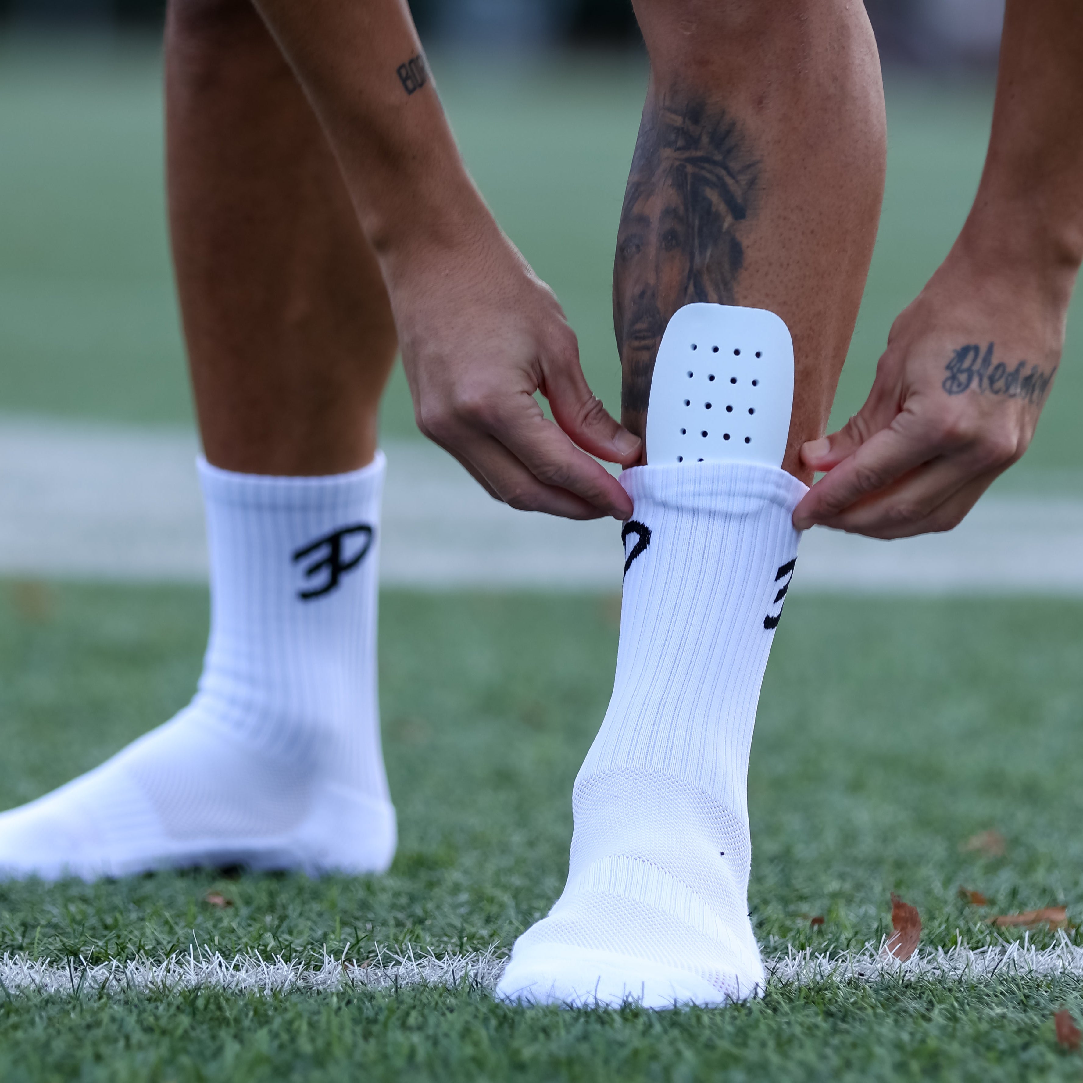 Foam Mini Shinpads und Gripsocken Fußballer Socken von Fußballer für Fußballer